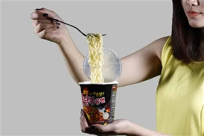 Tại sao mì ăn liền lại xoăn?